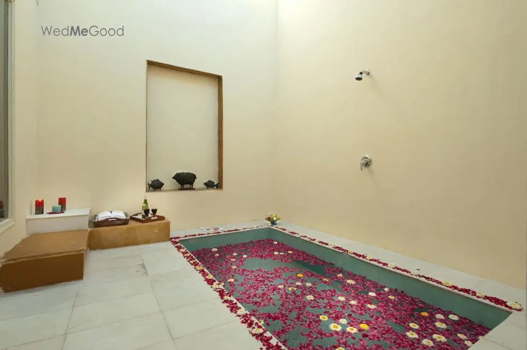 Themed civilisation architecture, sculptures and decorative detail at Aaram Baagh Pushkar
