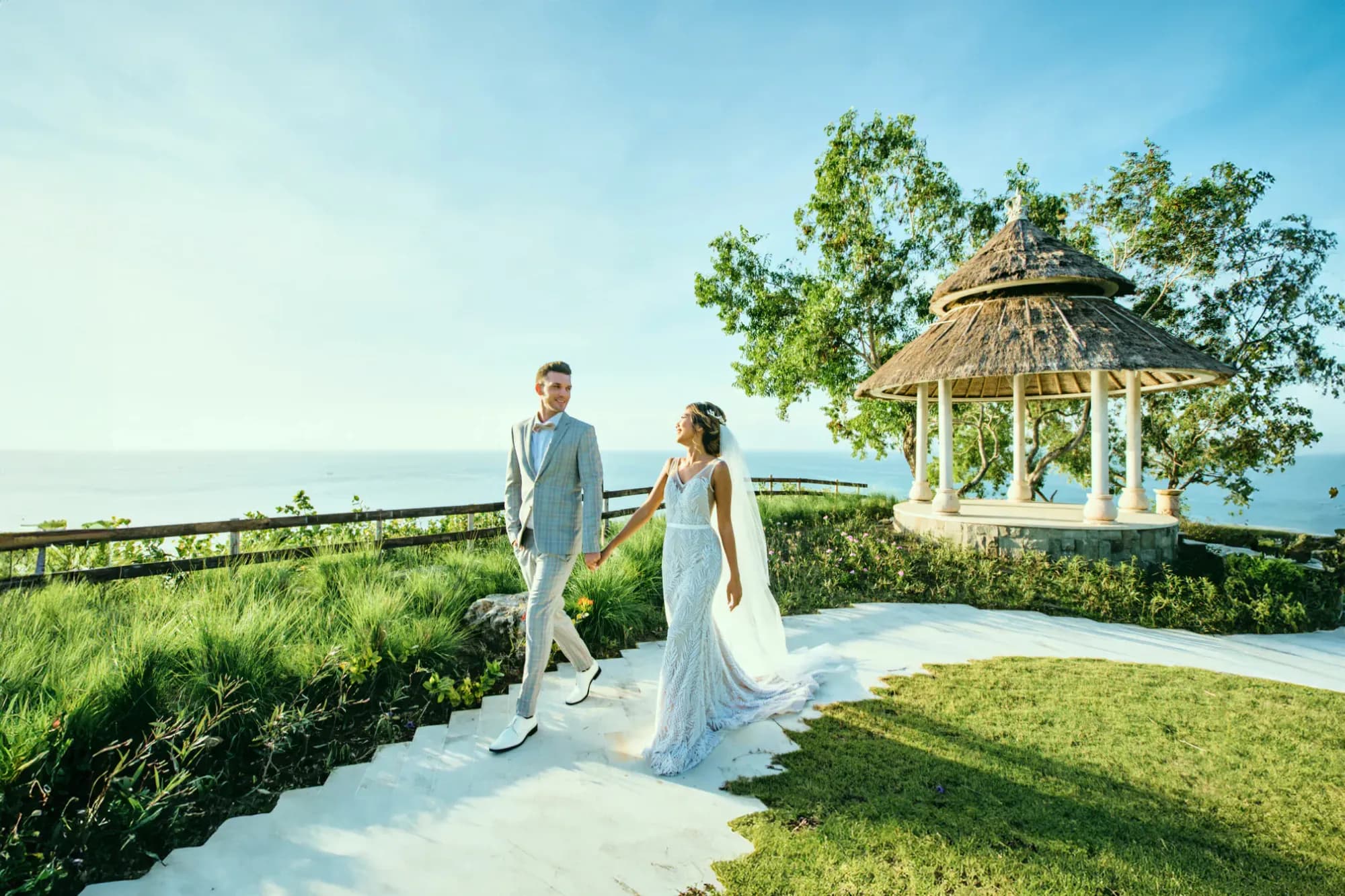 Clifftop garden lawn with a gazebo and panoramic Indian Ocean view at AYANA Estate Bali, Jimbaran