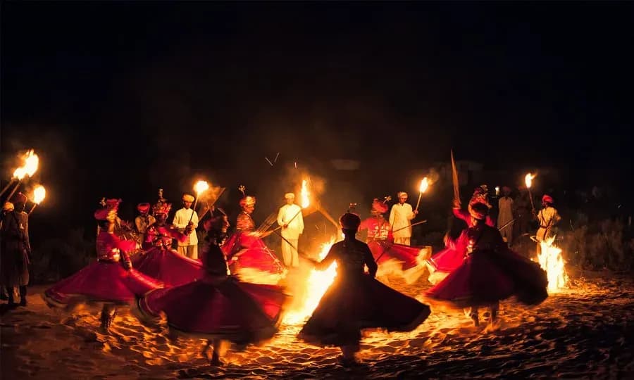 Evening folk performance and sundowner sangeet on the desert lawn at SUJÁN The Serai