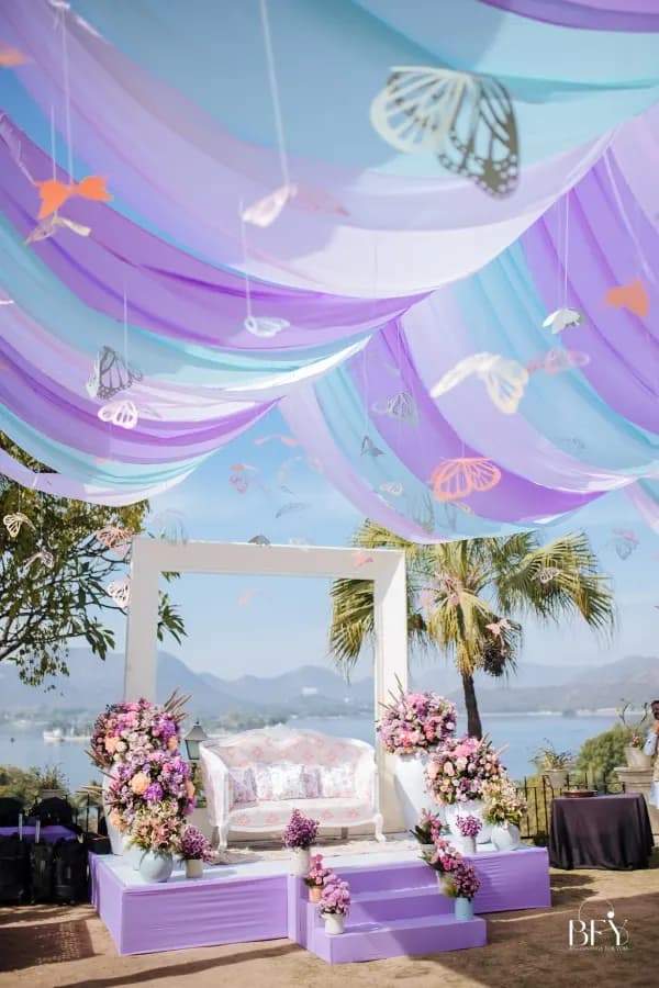 Mandap stage with an Aravalli backdrop at a Jaipur palace setting