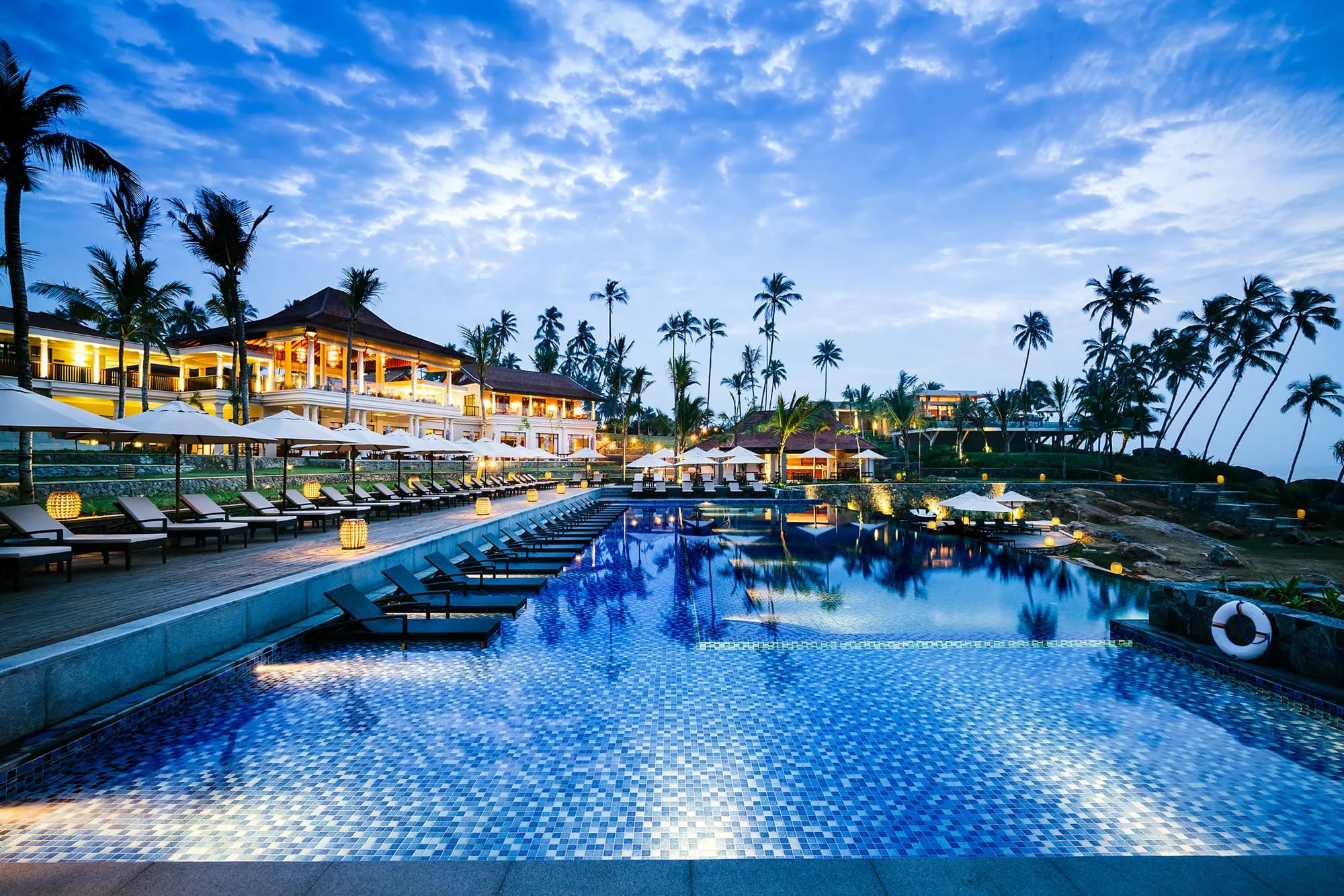 Swimming pool overlooking the Indian Ocean at Anantara Peace Haven Tangalle Resort, Sri Lanka