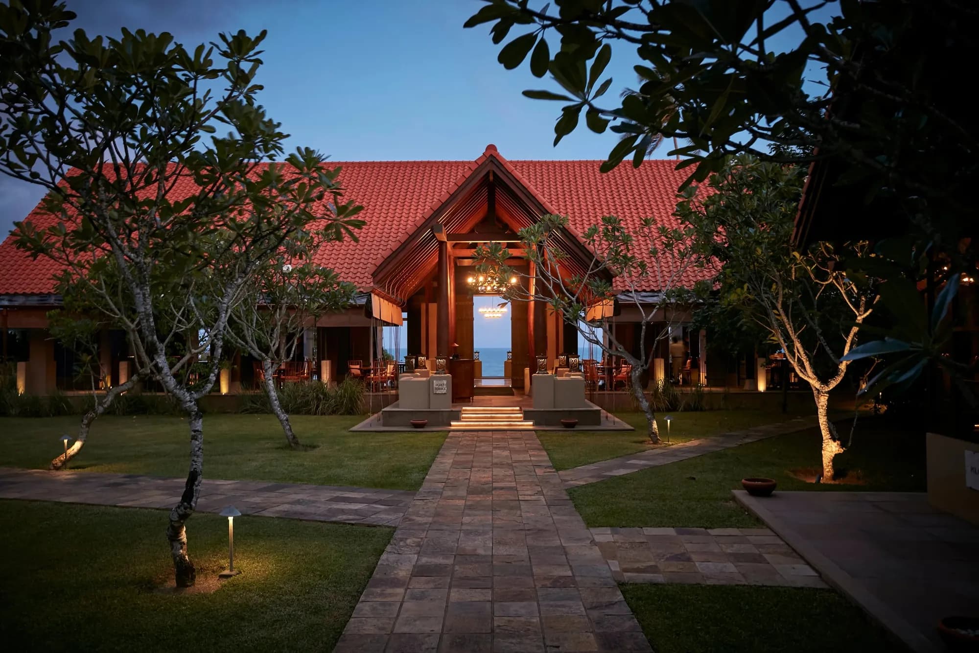 Cliff-edge crescent Moon Pool overlooking the Indian Ocean at Cape Weligama, Sri Lanka