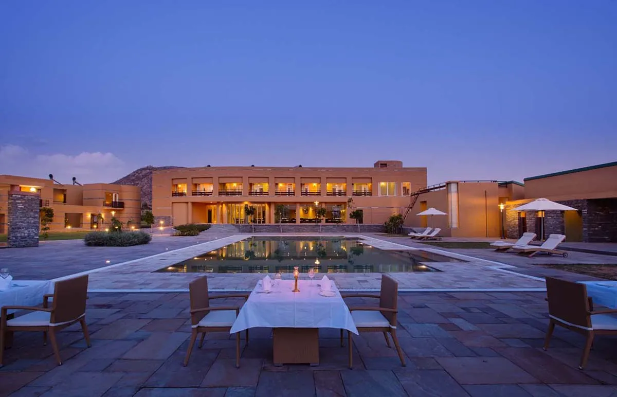 Open green wedding lawn with Aravalli and Savitri Temple backdrop at Dera Masuda Pushkar