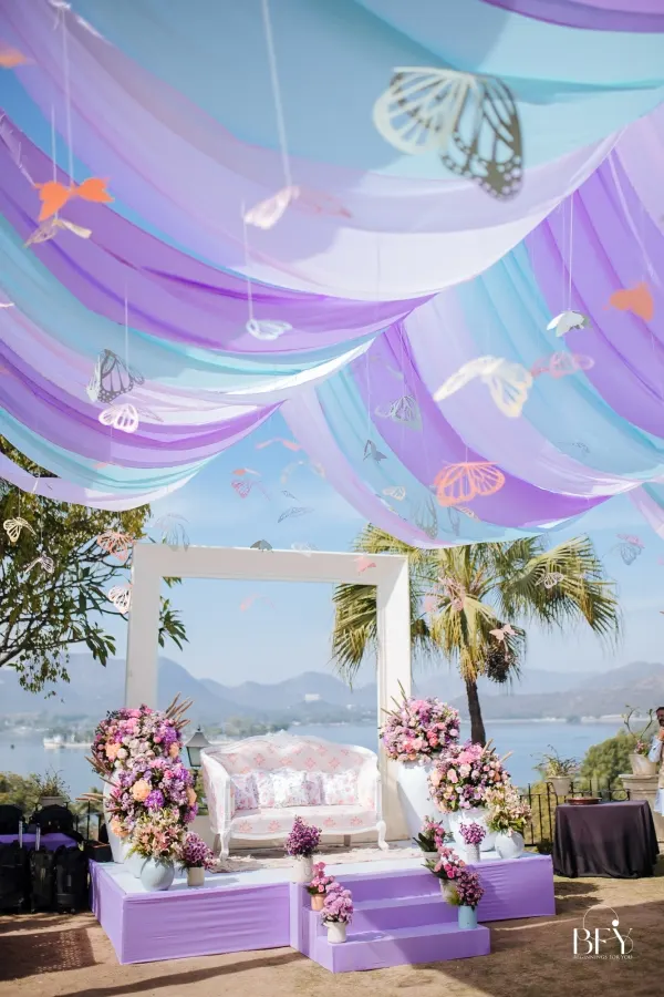 Mandap stage with an Aravalli backdrop at a Jaipur palace setting
