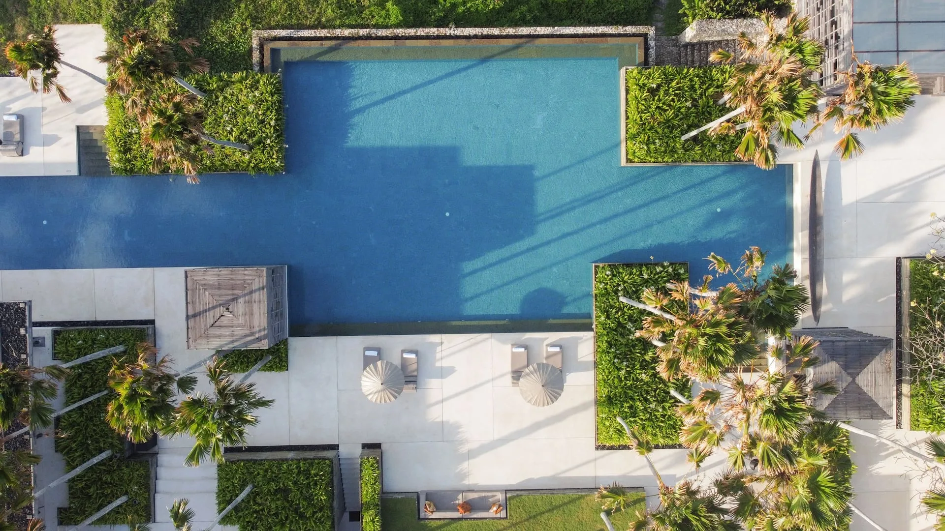 Fifty-metre cliff-edge Main Pool meeting the ocean horizon at Alila Villas Uluwatu, Bali