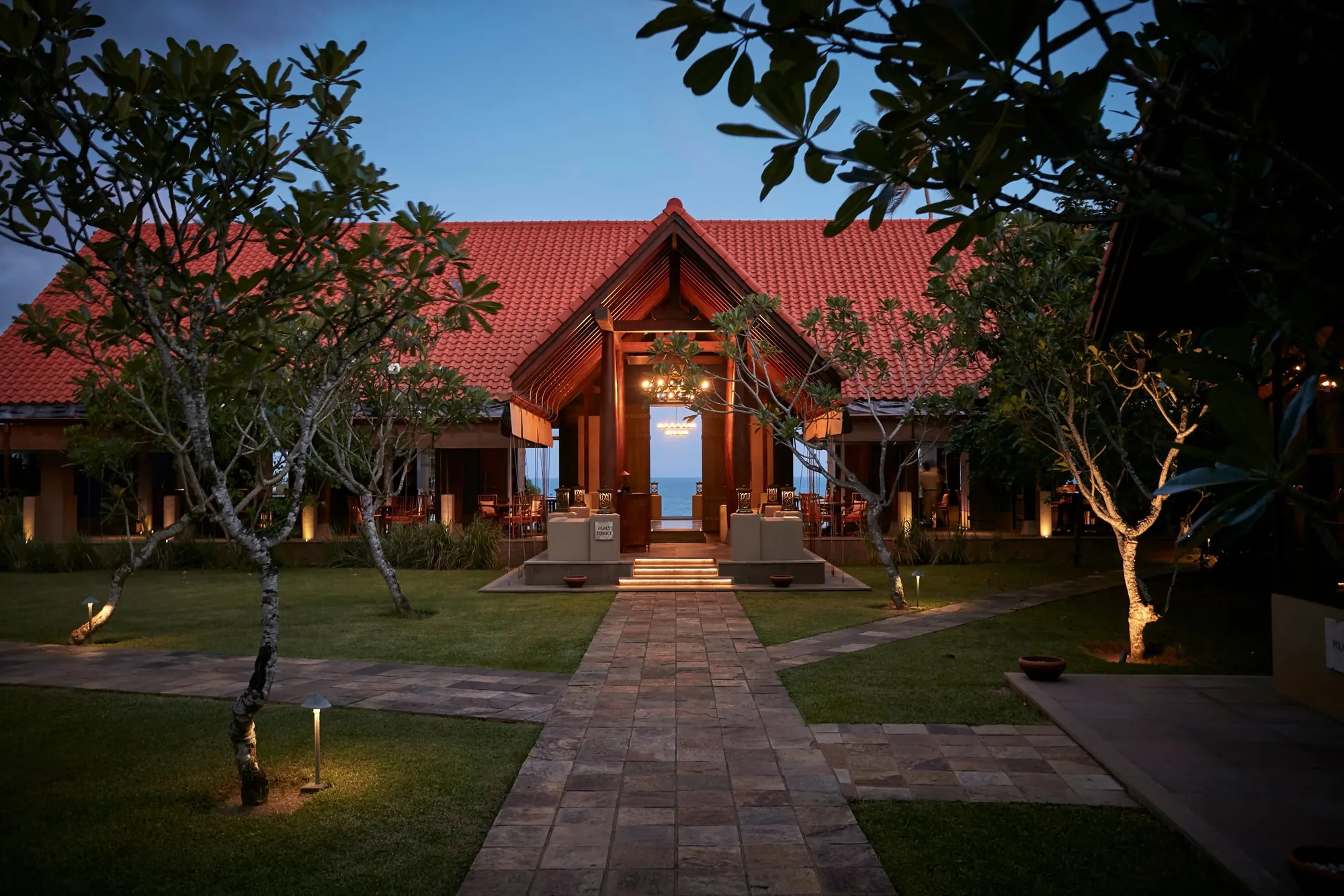 Cliff-edge crescent Moon Pool overlooking the Indian Ocean at Cape Weligama, Sri Lanka